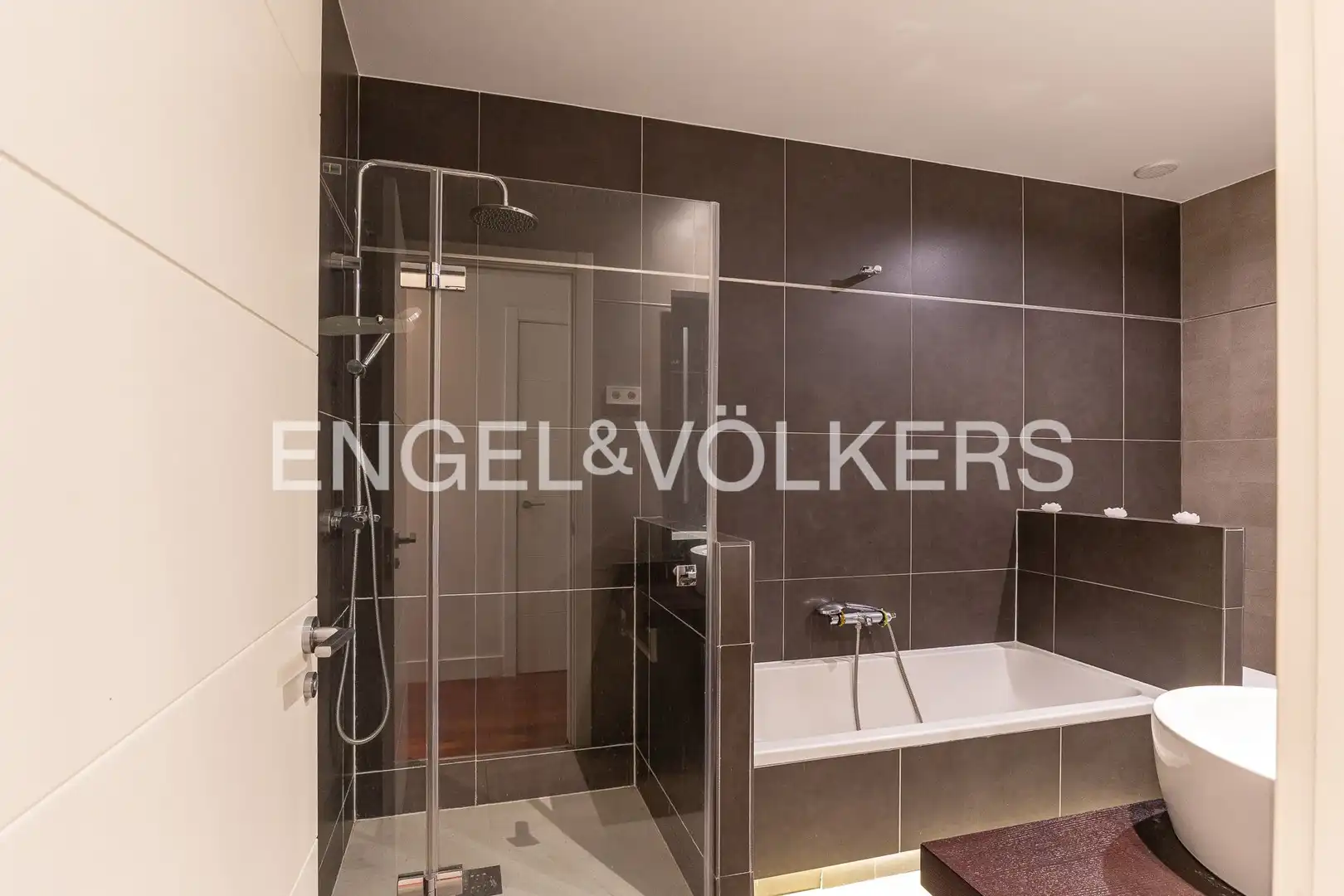 Baño de Apartamento en venta en Madrid con Aire acondicionado, Calefacción y Jardín privado