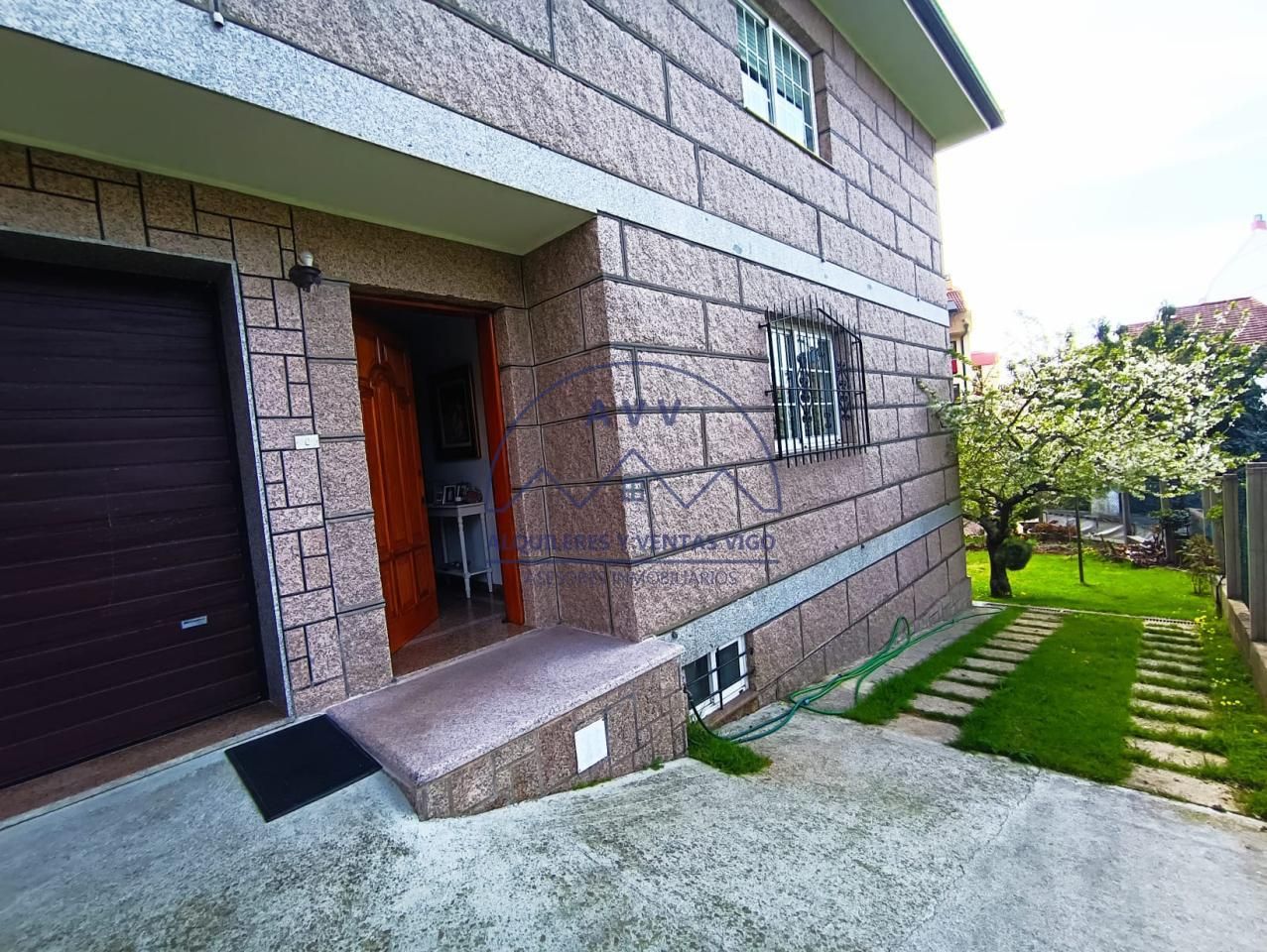 Vista exterior de Casa o xalet en venda en Vigo  amb Calefacció, Jardí privat i Parquet