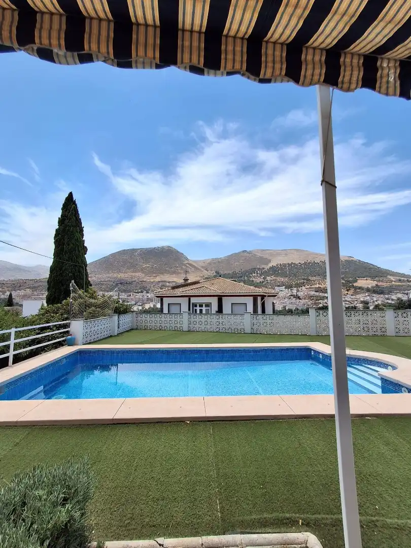 Außenansicht von Haus oder Chalet zum Verkauf in Loja mit Heizung, Privatgarten und Terrasse