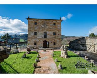 Vista exterior de Casa o xalet en venda en Santiurde de Toranzo amb Aire condicionat, Calefacció i Jardí privat