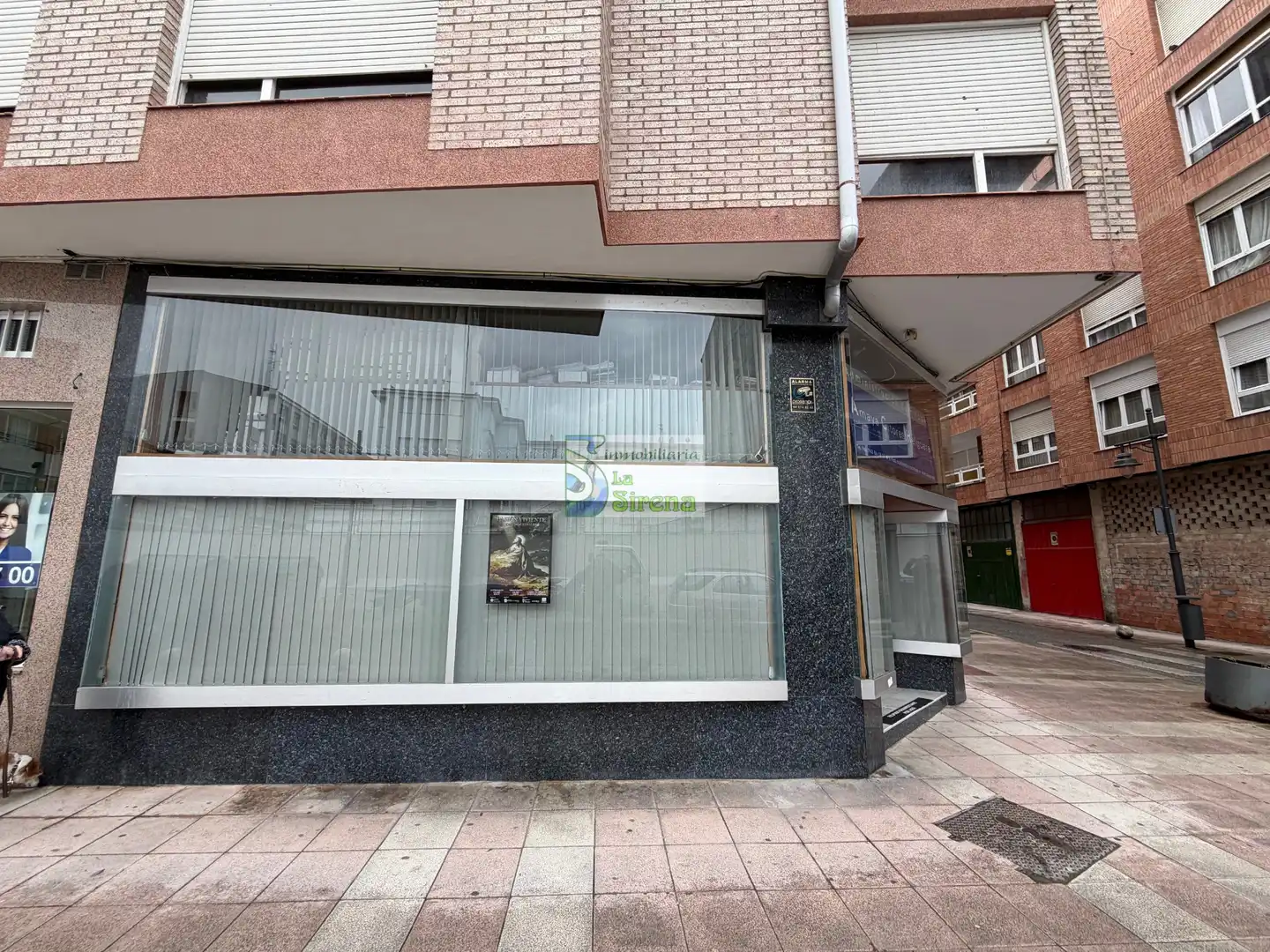 Vista exterior de Local en venda en Castro-Urdiales amb Moblat, Internet i Alarma