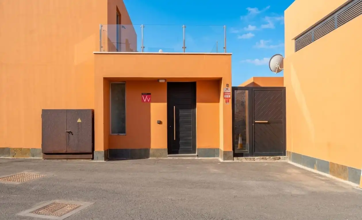 Vista exterior de Casa o xalet en venda en San Bartolomé de Tirajana amb Aire condicionat, Jardí privat i Terrassa