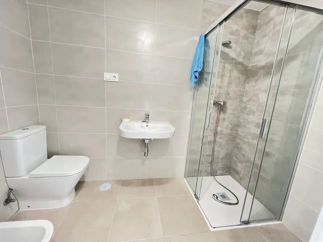 Badezimmer von Wohnung zur Miete in Siero mit Klimaanlage, Heizung und Terrasse