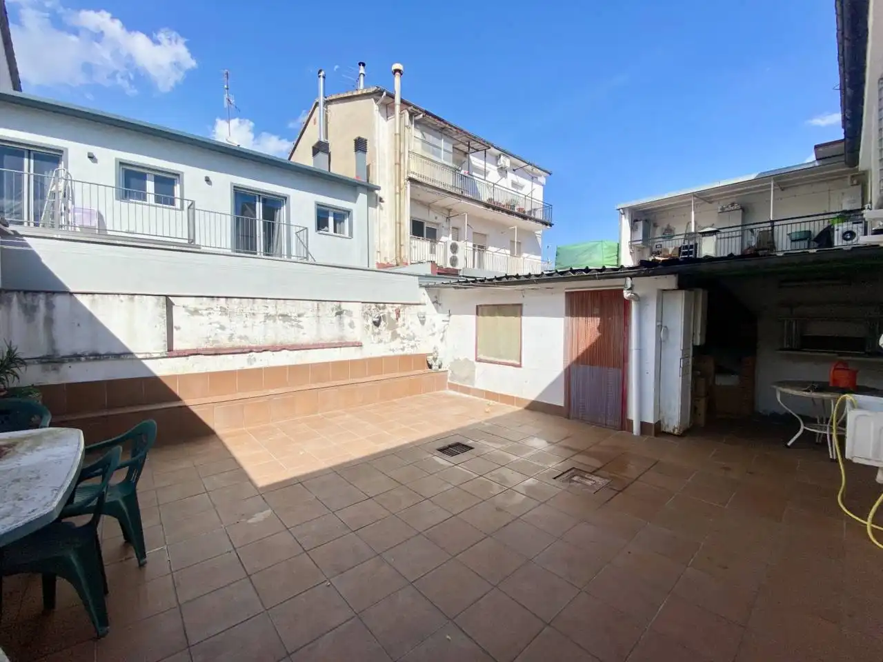 Vista exterior de Casa adosada en venta en Olot con Calefacción, Jardín privado y Terraza