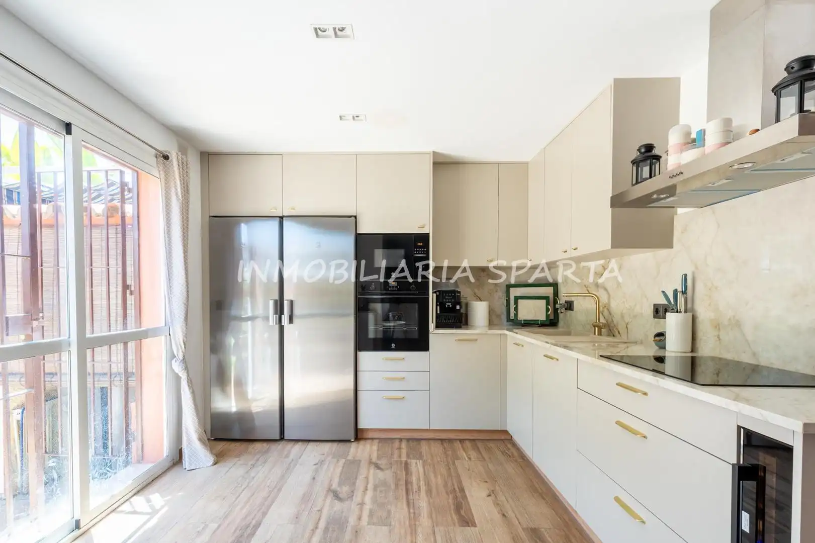 Cuina de Casa adosada en venda en Espartinas amb Aire condicionat, Jardí privat i Forn