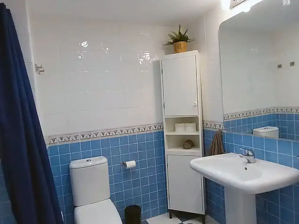 Badezimmer von Wohnung zur Miete in Marbella mit Klimaanlage, Privatgarten und Schwimmbad