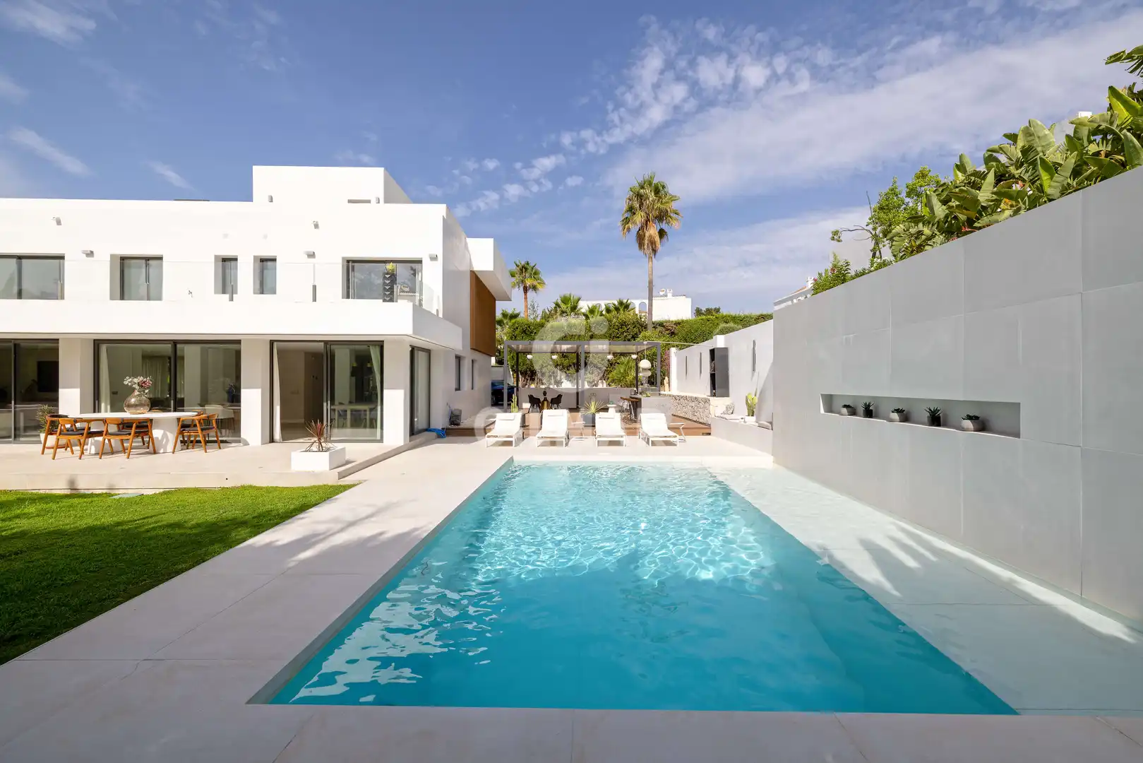 Vista exterior de Casa o xalet en venda en Marbella amb Calefacció, Jardí privat i Piscina