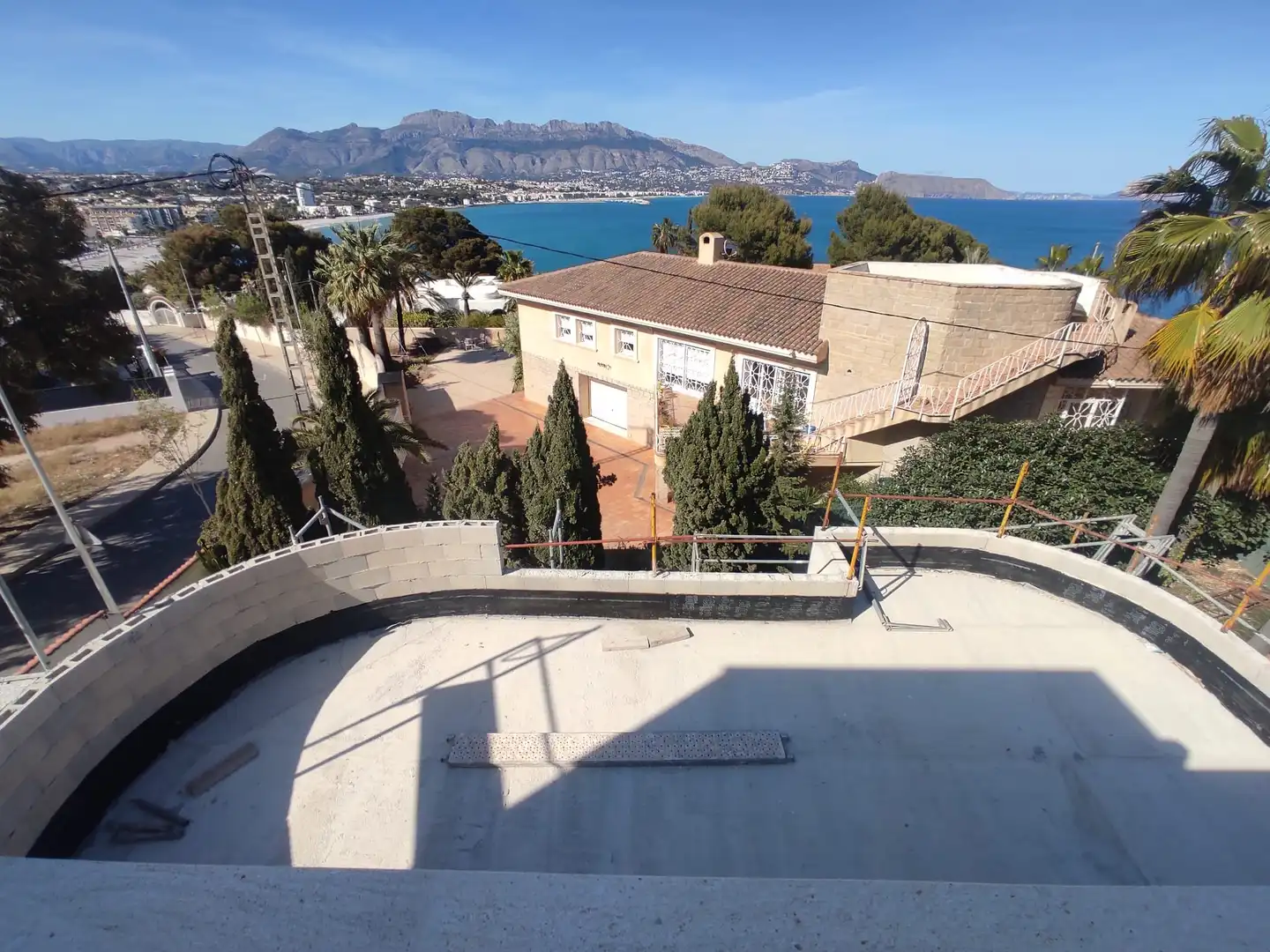 Vista exterior de Casa o chalet en venta en L'Alfàs del Pi con Aire acondicionado, Terraza y Trastero