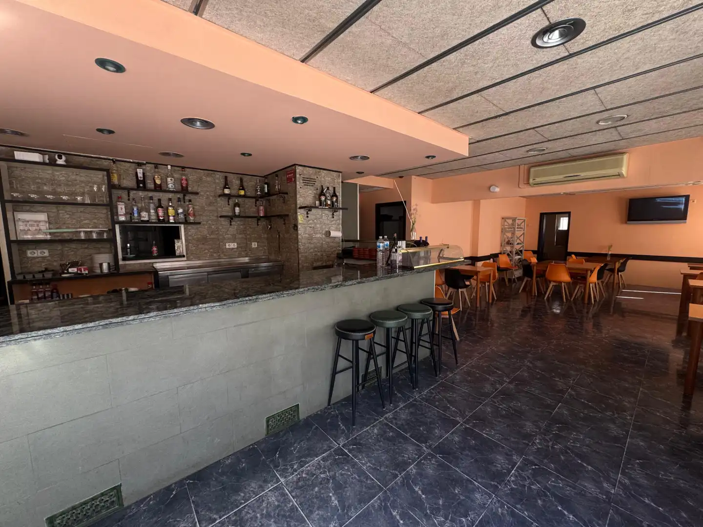 Local de alquiler en Vilanova i la Geltrú con Aire acondicionado, Calefacción y Amueblado