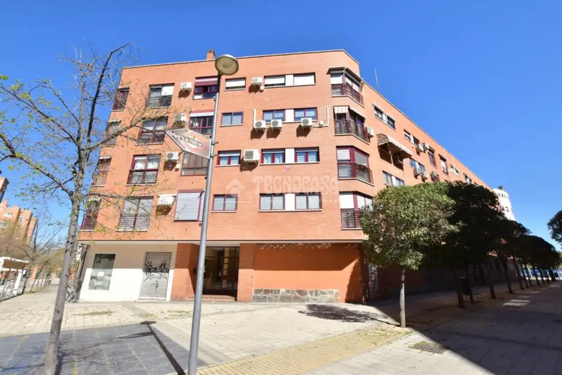 Vista exterior de Local en venda en Getafe amb Calefacció