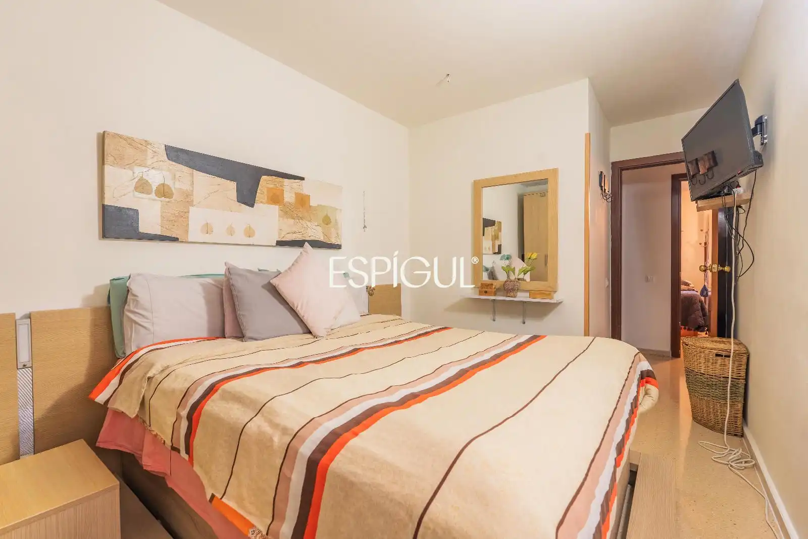 Schlafzimmer von Wohnung zum Verkauf in Salt mit Heizung, Möbliert und Ofen