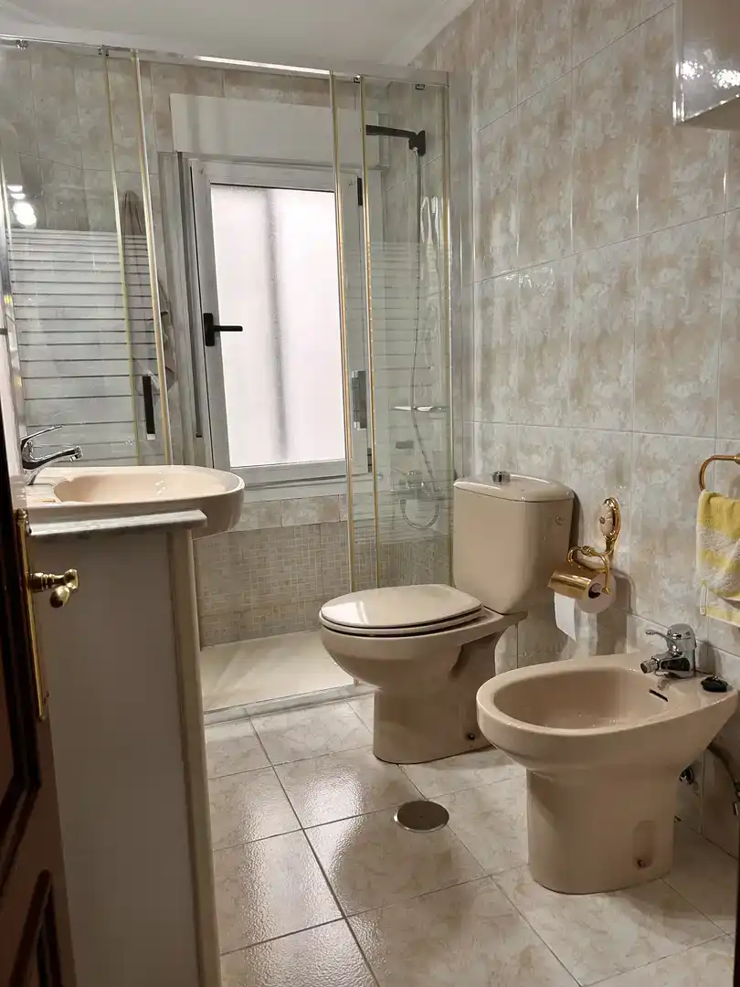 Baño de Piso para compartir en Gijón  con Parquet, Trastero y Amueblado