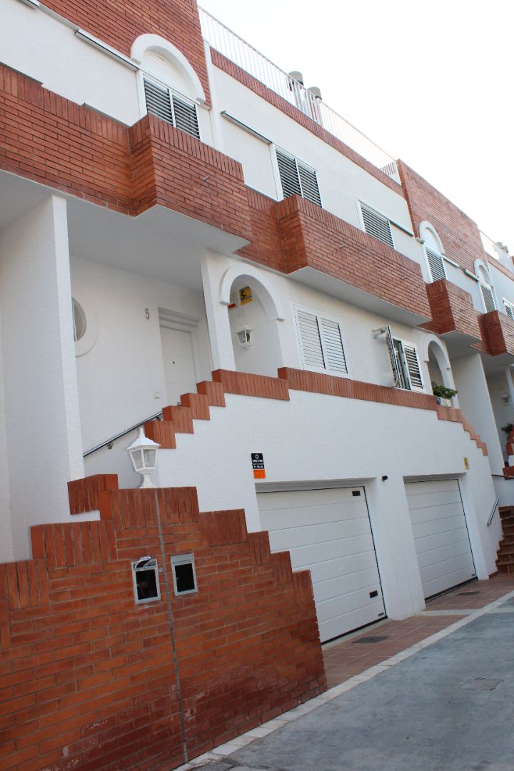 Single-family semi-detached to rent in Carrer Terol, Can Bou