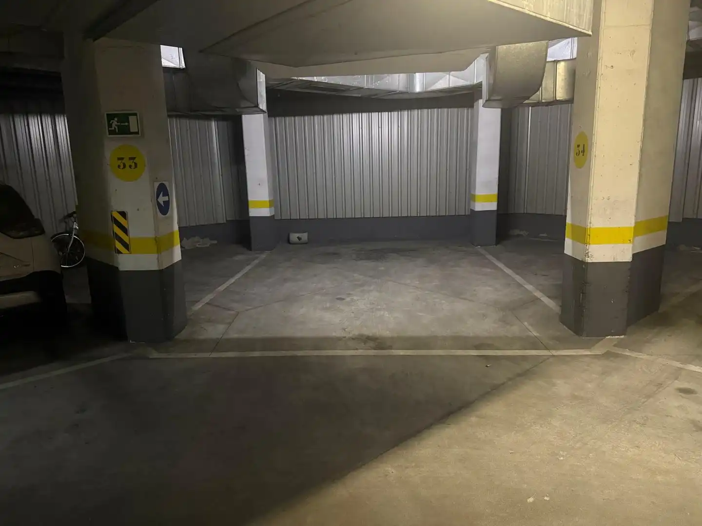 Parking de Ático de alquiler en Madrid con Aire acondicionado, Calefacción y Jardín privado