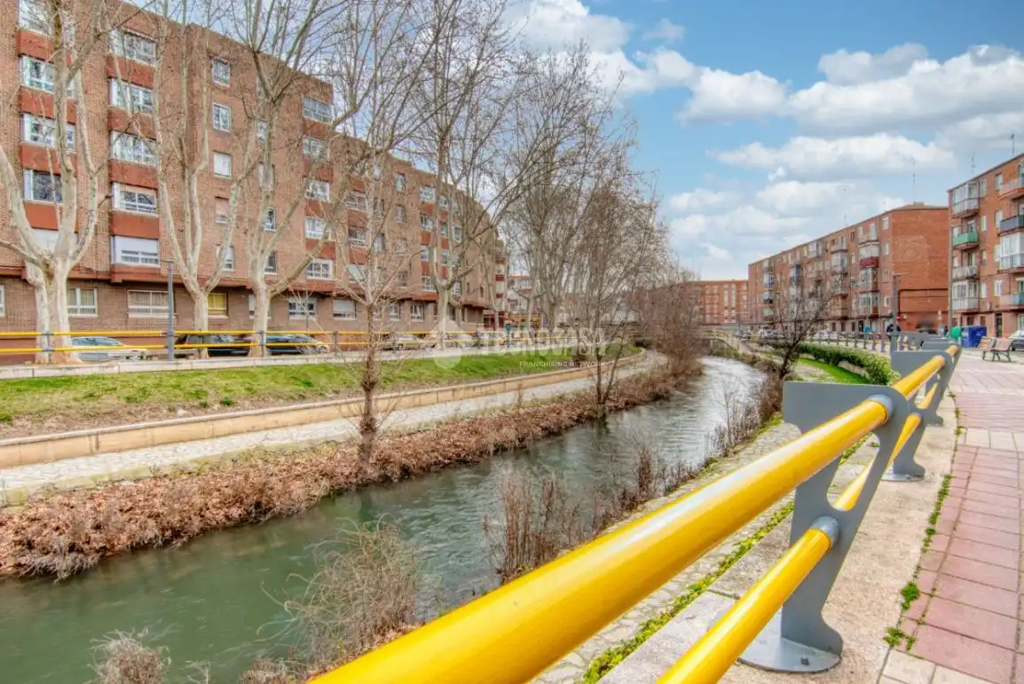 Vista exterior de Piso en venta en Valladolid con Calefacción y Terraza