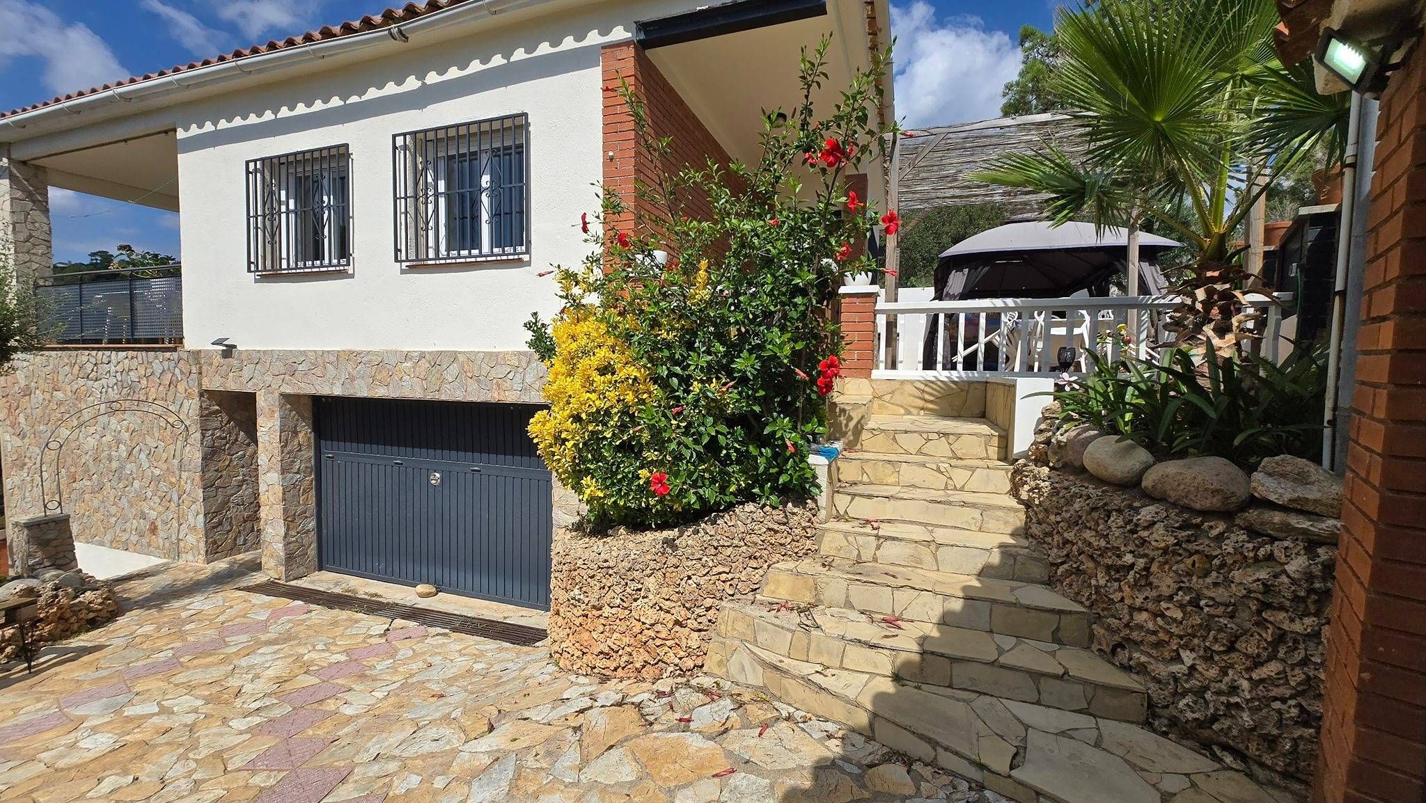 Vista exterior de Casa o xalet en venda en Lloret de Mar amb Calefacció, Jardí privat i Terrassa