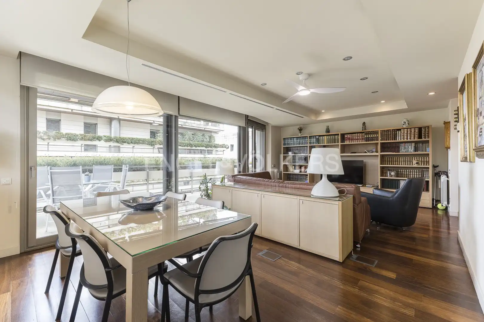 Sala d'estar de Pis en venda en Barcelona amb Calefacció, Parquet i Terrassa