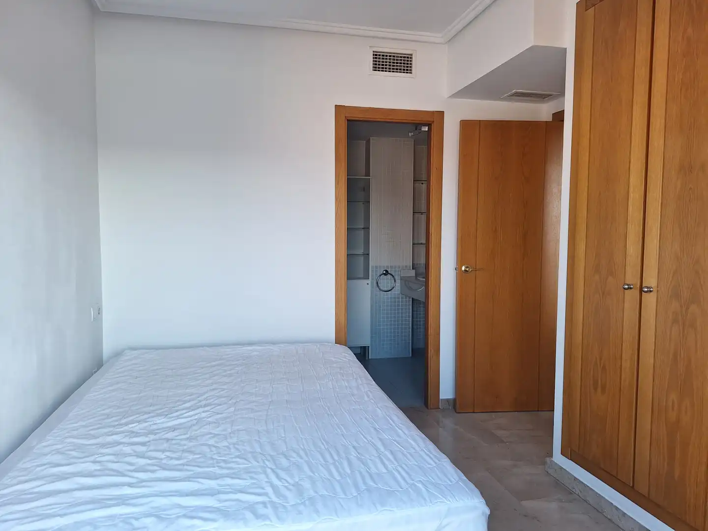 Schlafzimmer von Dachboden zur Miete in Valencia mit Klimaanlage, Heizung und Terrasse