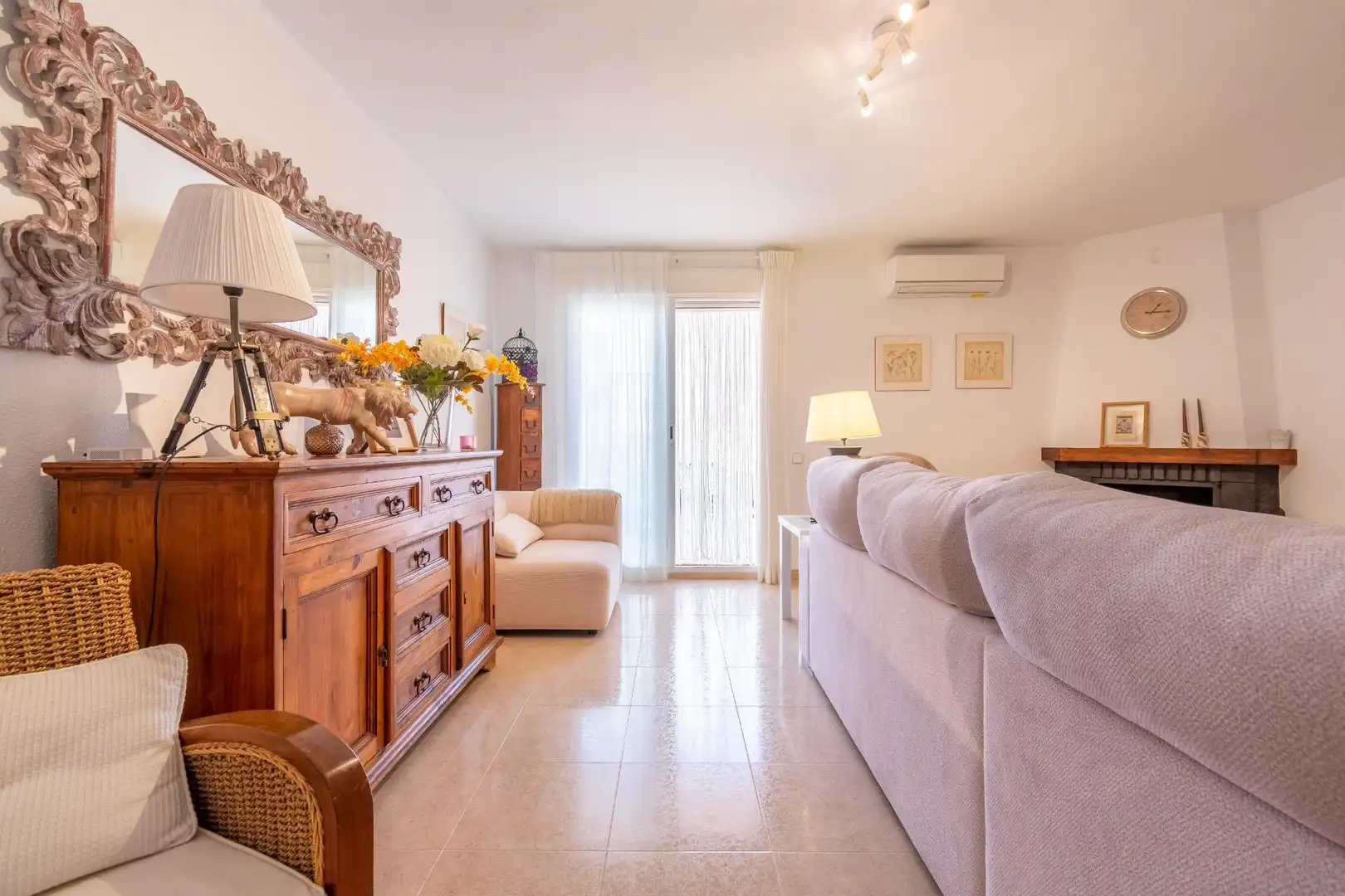 Sala de estar de Casa adosada en venta en Almería con Aire acondicionado, Calefacción y Terraza