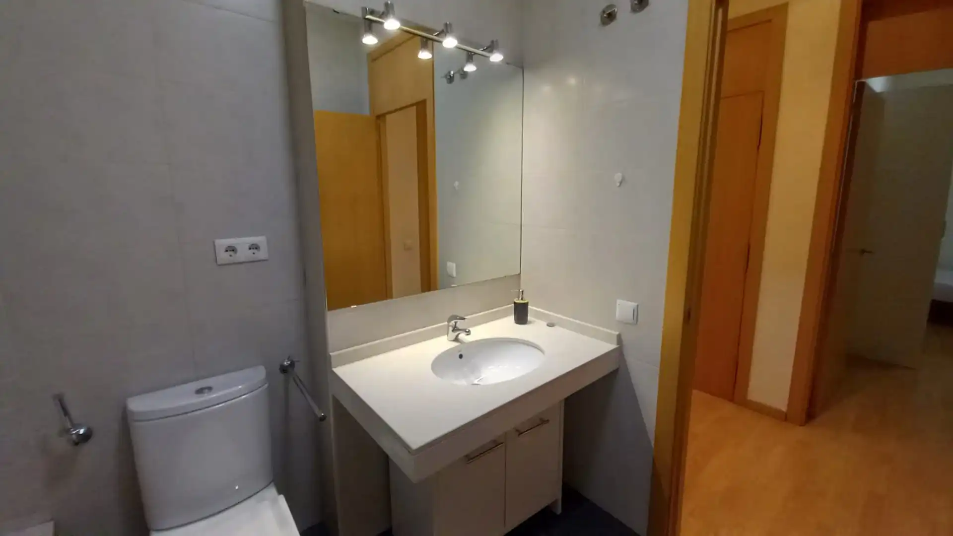 Flat for rent in ARAGO, Instituts - Universitat