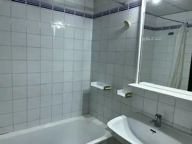 Bany de Apartament de lloguer en Aisa amb Parquet, Traster i Moblat