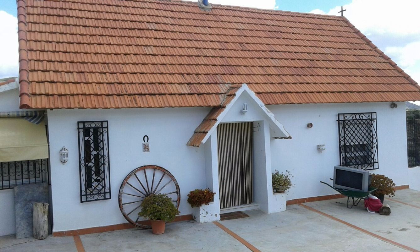 Exterior view of House or chalet for sale in Calles  with Private garden, Terrace and Storage room