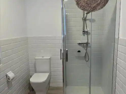 Badezimmer von Wohnung zur Miete in Oviedo 
