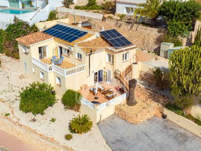 Vista exterior de Casa o xalet en venda en Benissa amb Aire condicionat, Jardí privat i Terrassa