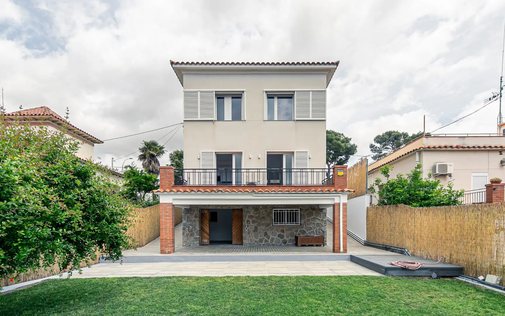Vista exterior de Casa o xalet en venda en Viladecans amb Aire condicionat, Calefacció i Jardí privat