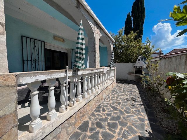 Vista exterior de Casa o xalet en venda en Empuriabrava amb Jardí privat, Terrassa i Moblat