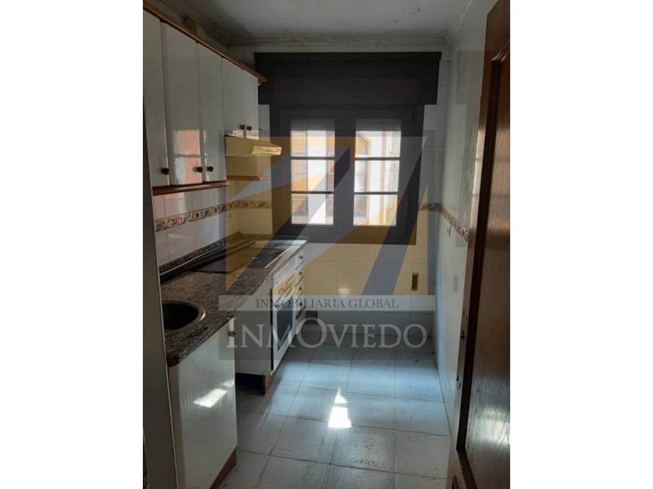 Cuina de Pis en venda en Oviedo  amb Calefacció i Balcó