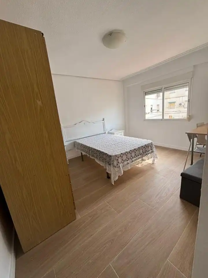 Habitación de Piso de alquiler en Valencia con Aire acondicionado y Amueblado