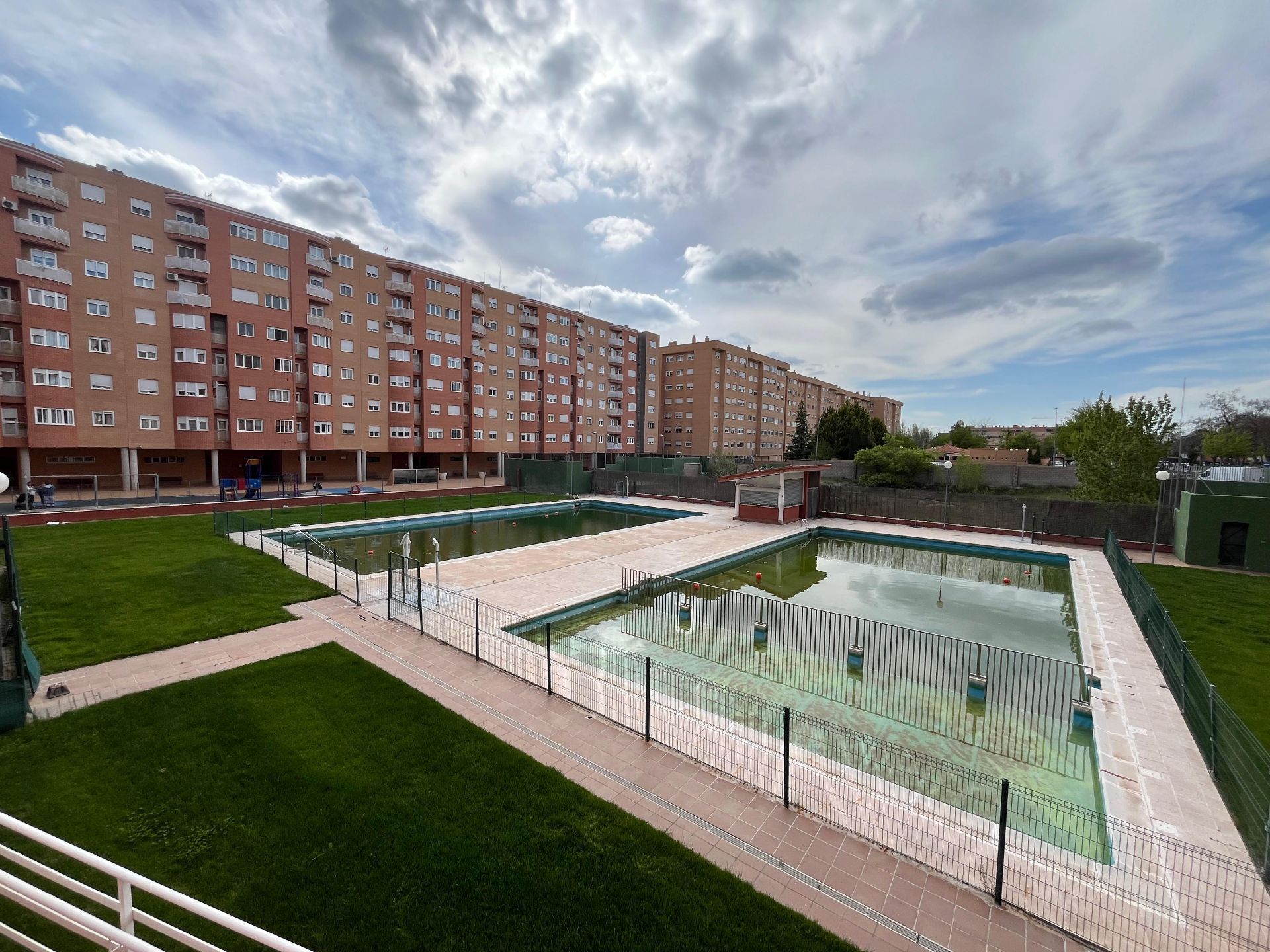 Piscina de Pis en venda en Cuenca Capital amb Aire condicionat, Calefacció i Terrassa