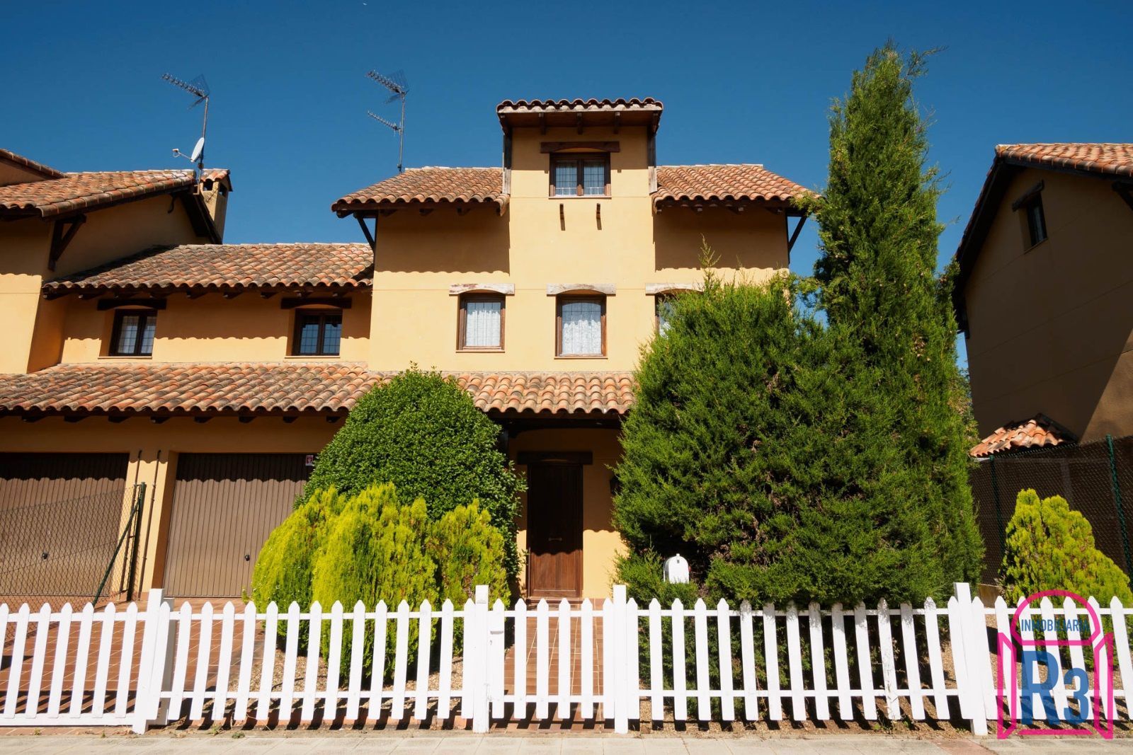 Vista exterior de Casa adosada en venda en Valverde de la Virgen amb Calefacció, Jardí privat i Piscina
