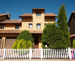 Exterior view of Single-family semi-detached for sale in Valverde de la Virgen  with Heating, Private garden and Swimming Pool