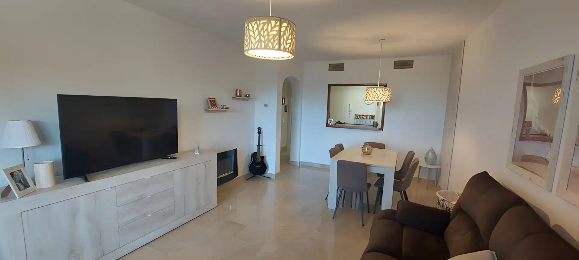 Wohnzimmer von Erdgeschoss zum Verkauf in Manilva mit Klimaanlage, Heizung und Terrasse
