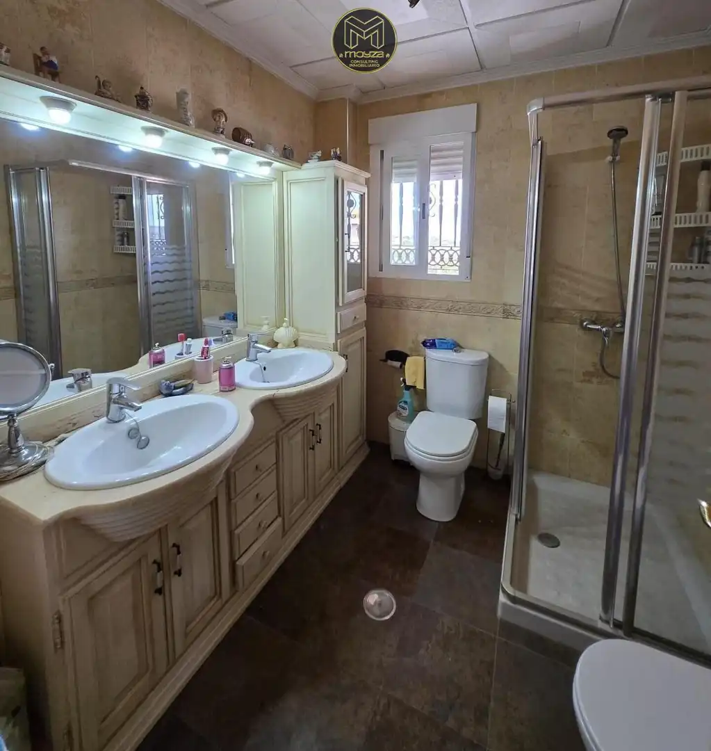 Bany de Casa o xalet en venda en Jaén amb Aire condicionat, Traster i Piscina