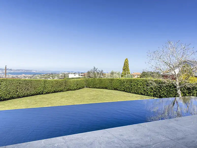 Piscina de Casa o xalet en venda en Gijón  amb Calefacció, Terrassa i Traster