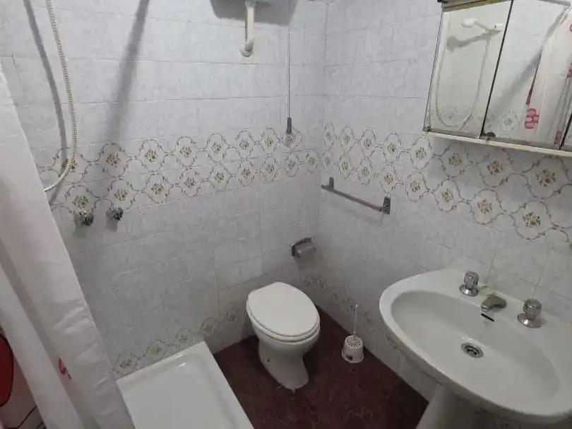 Badezimmer von Wohnung zur Miete in Cáceres mit Privatgarten, Möbliert und Balkon