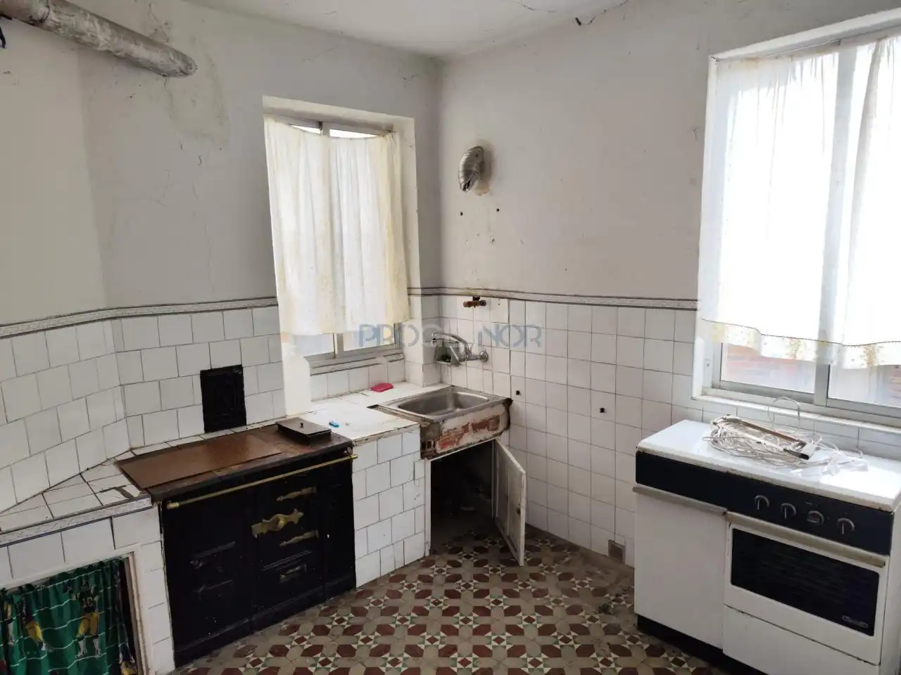Cuina de Casa o xalet en venda en León Capital  amb Jardí privat i Traster