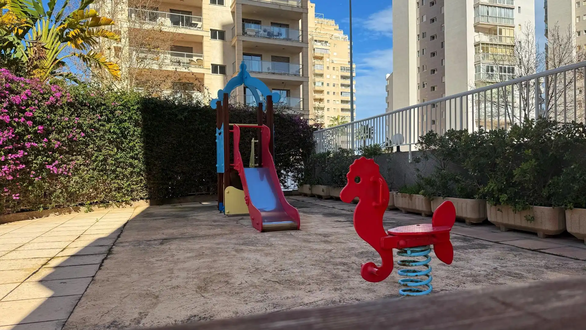 Terrassa de Apartament en venda en Calpe / Calp amb Aire condicionat, Calefacció i Jardí privat
