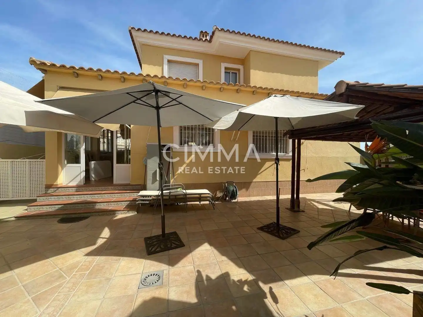 Vista exterior de Casa o xalet en venda en La Nucia amb Aire condicionat, Jardí privat i Terrassa