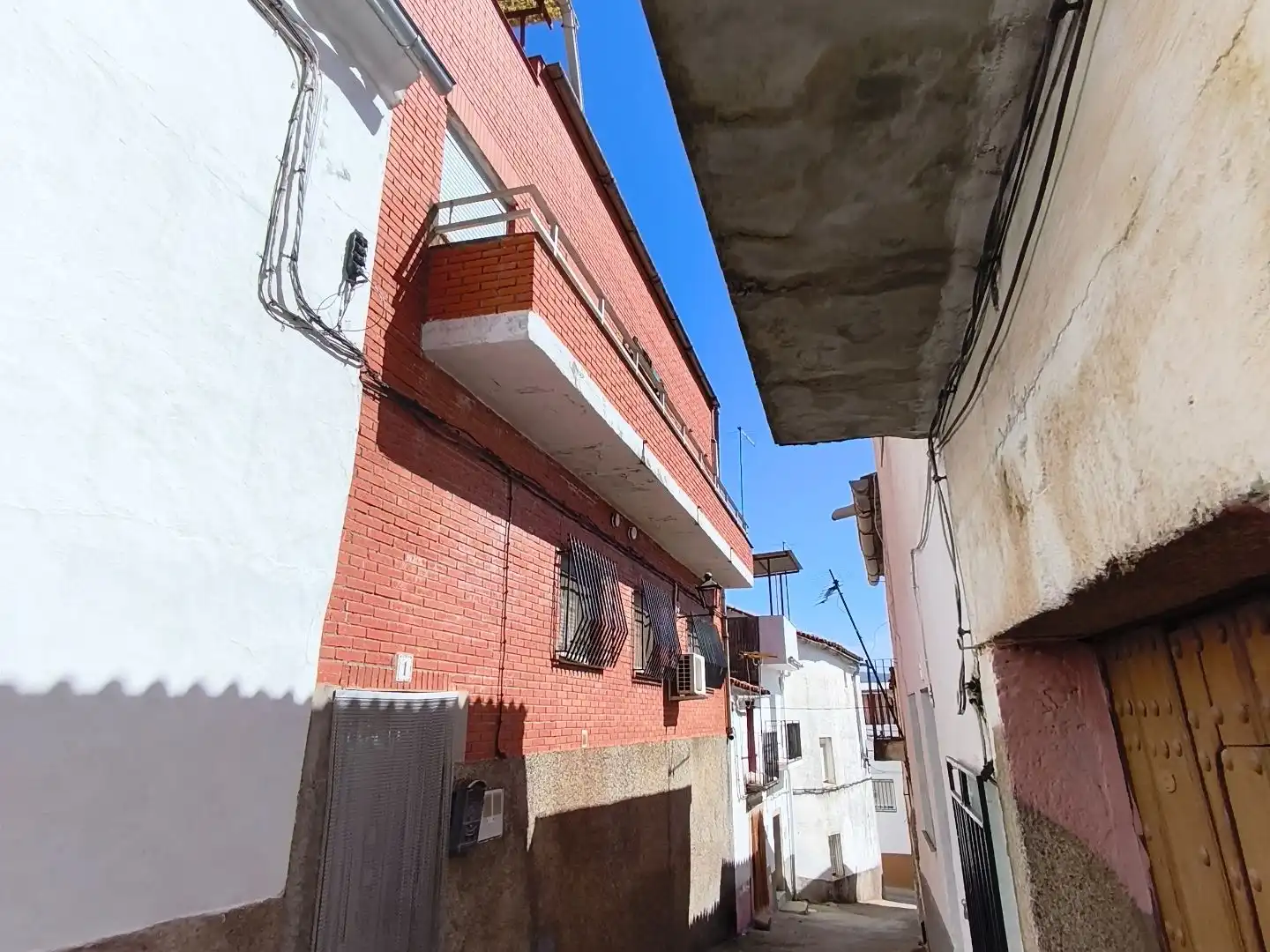 Vista exterior de Casa o xalet en venda en Alcuéscar amb Terrassa i Balcó