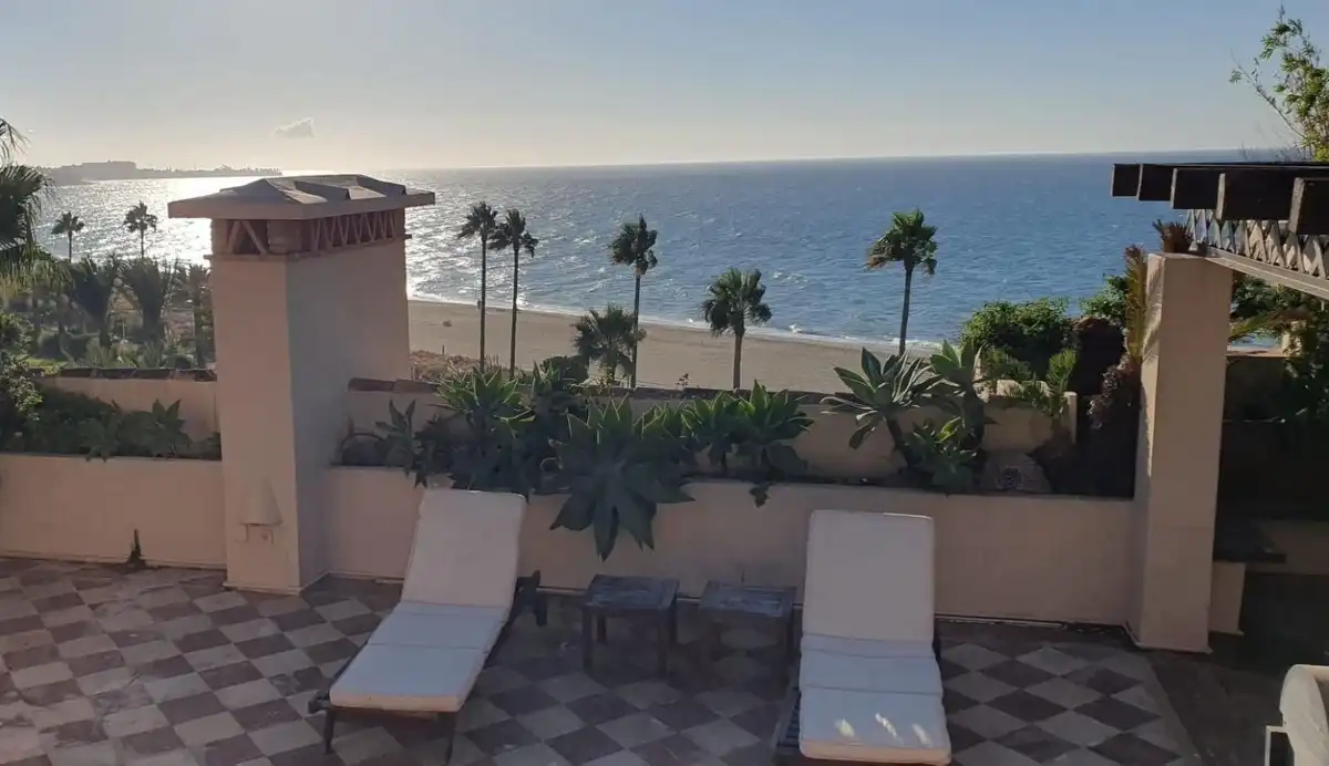 Terrasse von Maisonette zur Miete in Estepona mit Terrasse, Schwimmbad und Gemeinschaftspool
