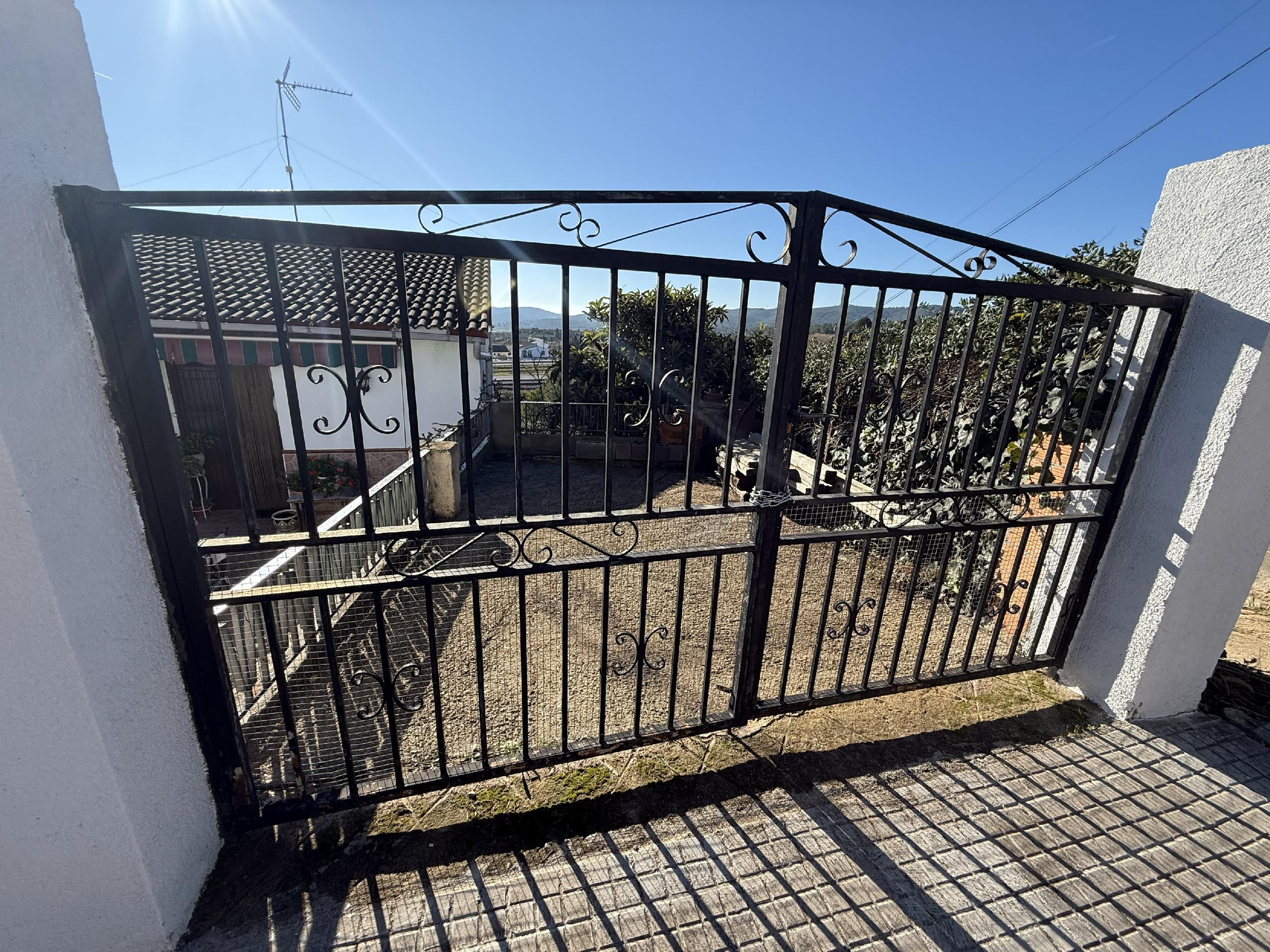 Vista exterior de Casa o xalet en venda en La Bisbal del Penedès amb Calefacció, Jardí privat i Terrassa