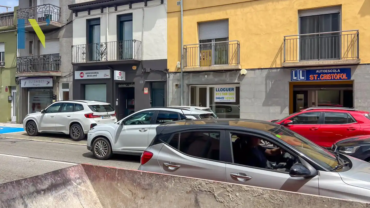 Aparcament de Local de lloguer en Bescanó amb Aire condicionat