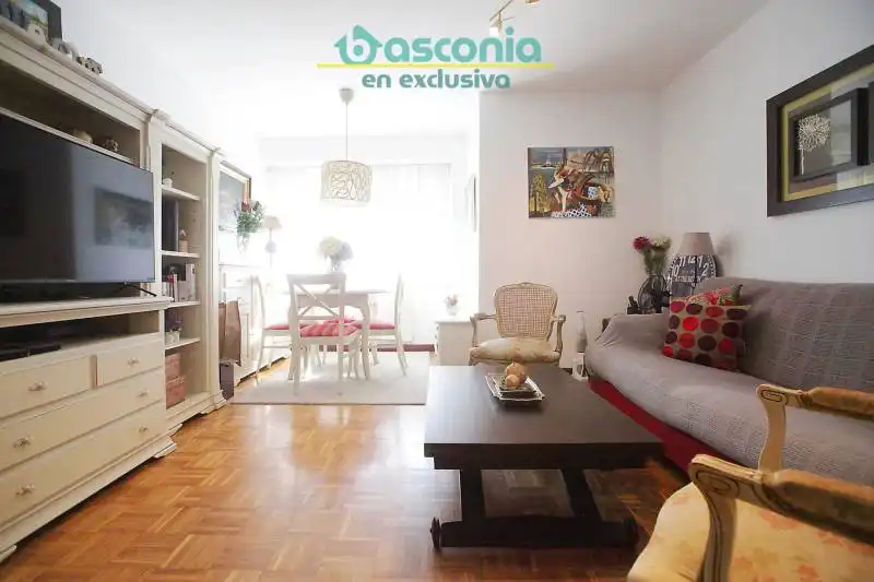 Sala d'estar de Pis en venda en Basauri  amb Calefacció, Traster i Moblat