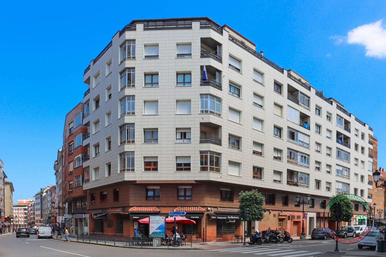 Vista exterior de Local en venda en Oviedo  amb Terrassa i Moblat