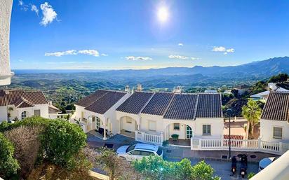 Vista exterior de Casa adosada en venda en Mijas amb Aire condicionat, Calefacció i Piscina