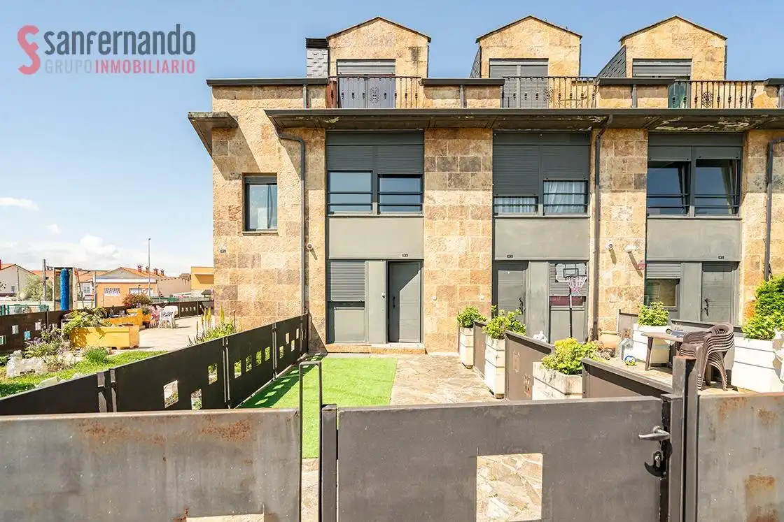 Vista exterior de Casa adosada en venta en Miengo con Calefacción, Jardín privado y Terraza